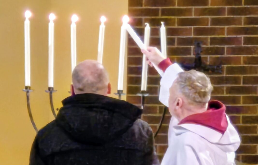 religia-Judaizm-2026-01-27-0a-PORTAL Spotkanie z okazji Dnia Judaizmu rozpoczęło zapalanie świec.