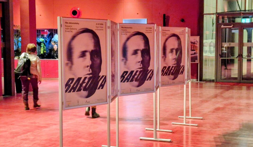 Teatr Polski z plakatami filmu „Bałuka”.