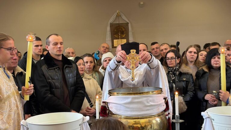 Święto Objawienia Pańskiego zwane też Jordanem. Proboszcz ks. Robert Rosa błogosławi wodę — symbol życia, oczyszczenia i Ducha Świętego.