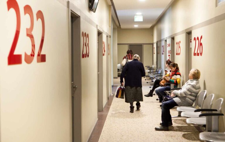 Grypa na Litwie. Rośnie liczba hospitalizacji i zgonów. Służby zalecają higienę