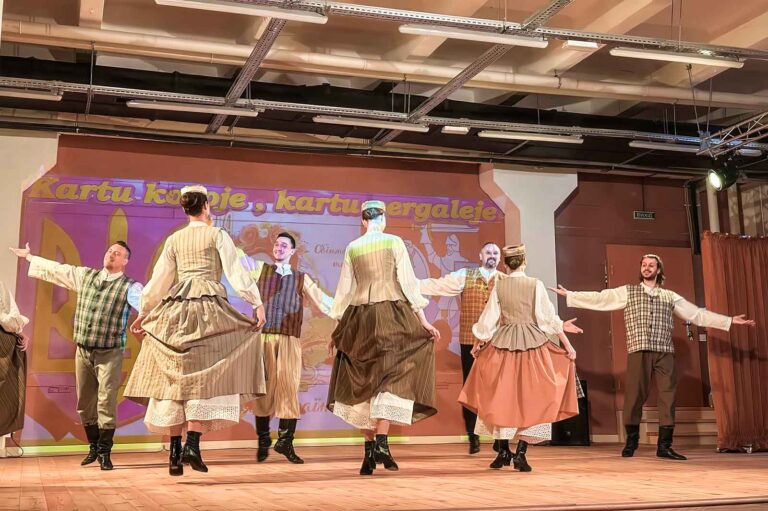 Dniepr chwali się zdjęciami, na których możemy zobaczyć tancerzy w litewskich strojach ludowych w teatrze-bunkrze.