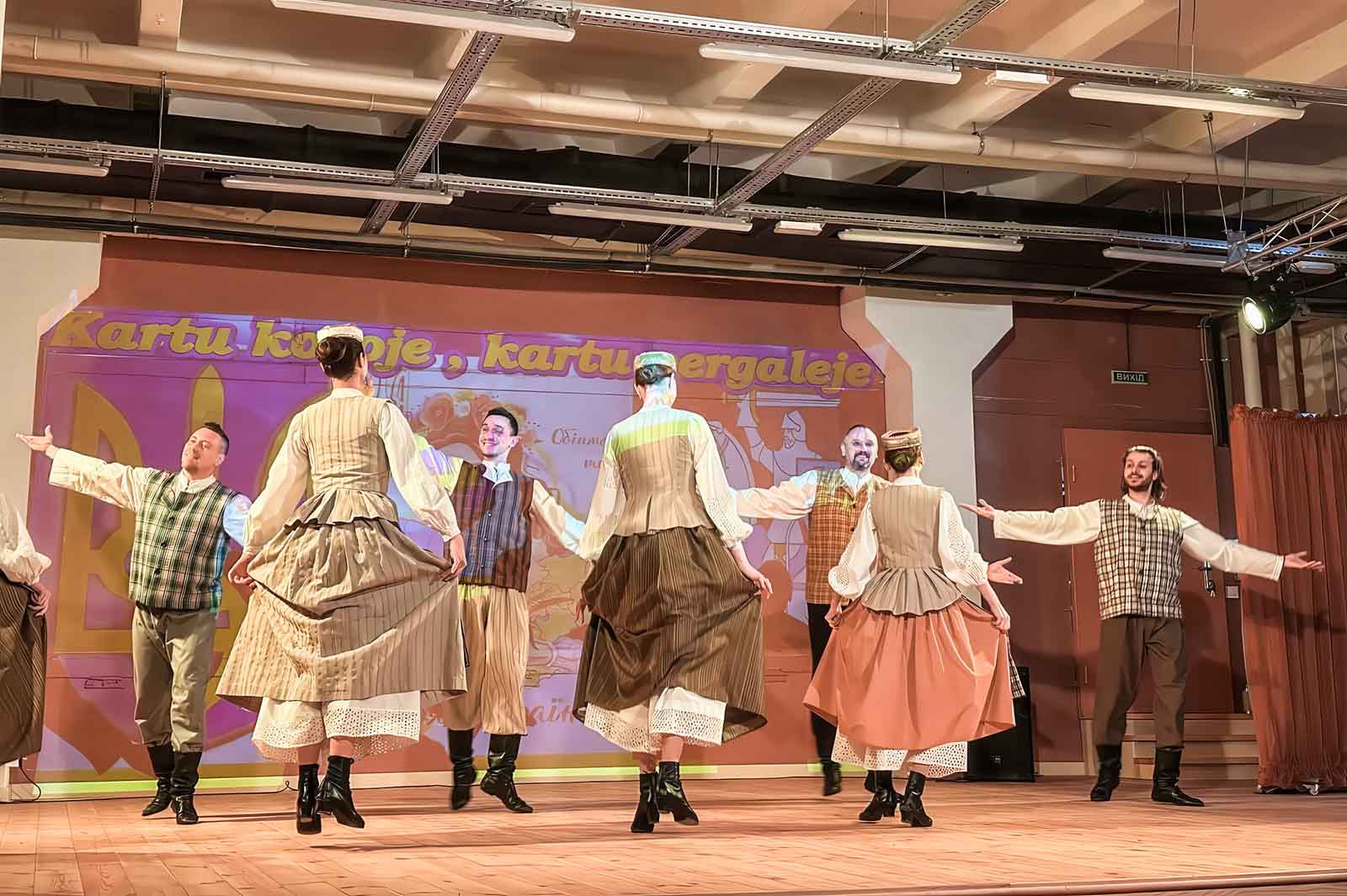 Dniepr chwali się zdjęciami, na których możemy zobaczyć tancerzy w litewskich strojach ludowych w teatrze-bunkrze.