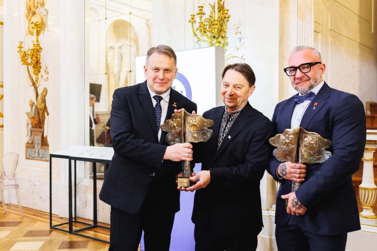 Dyrektor Pałacu Władców z nagrodą za polsko-litewską współpracę. Obok niego – Polak, Białorusin i Ukrainiec