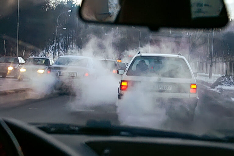 Dymiące samochody.