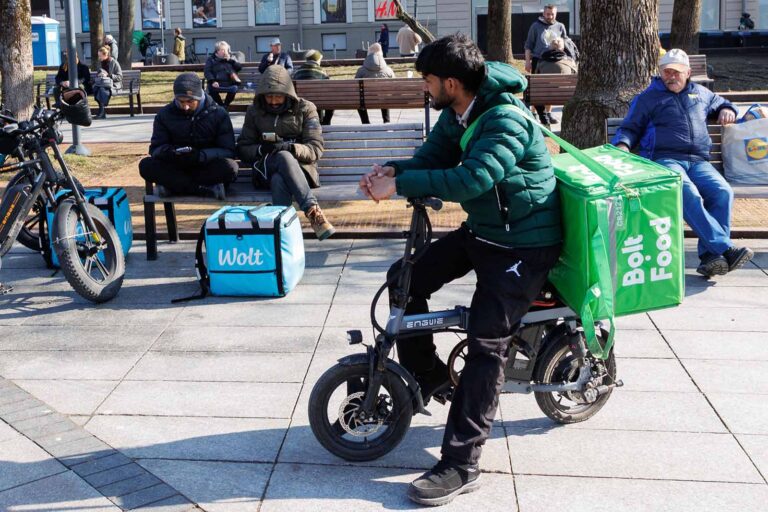 Obcokrajowiec na rowerze.
