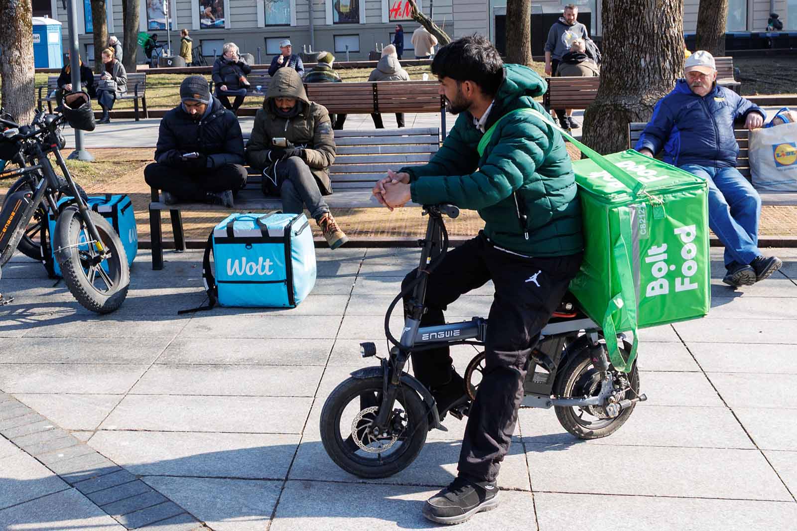 Obcokrajowiec na rowerze.