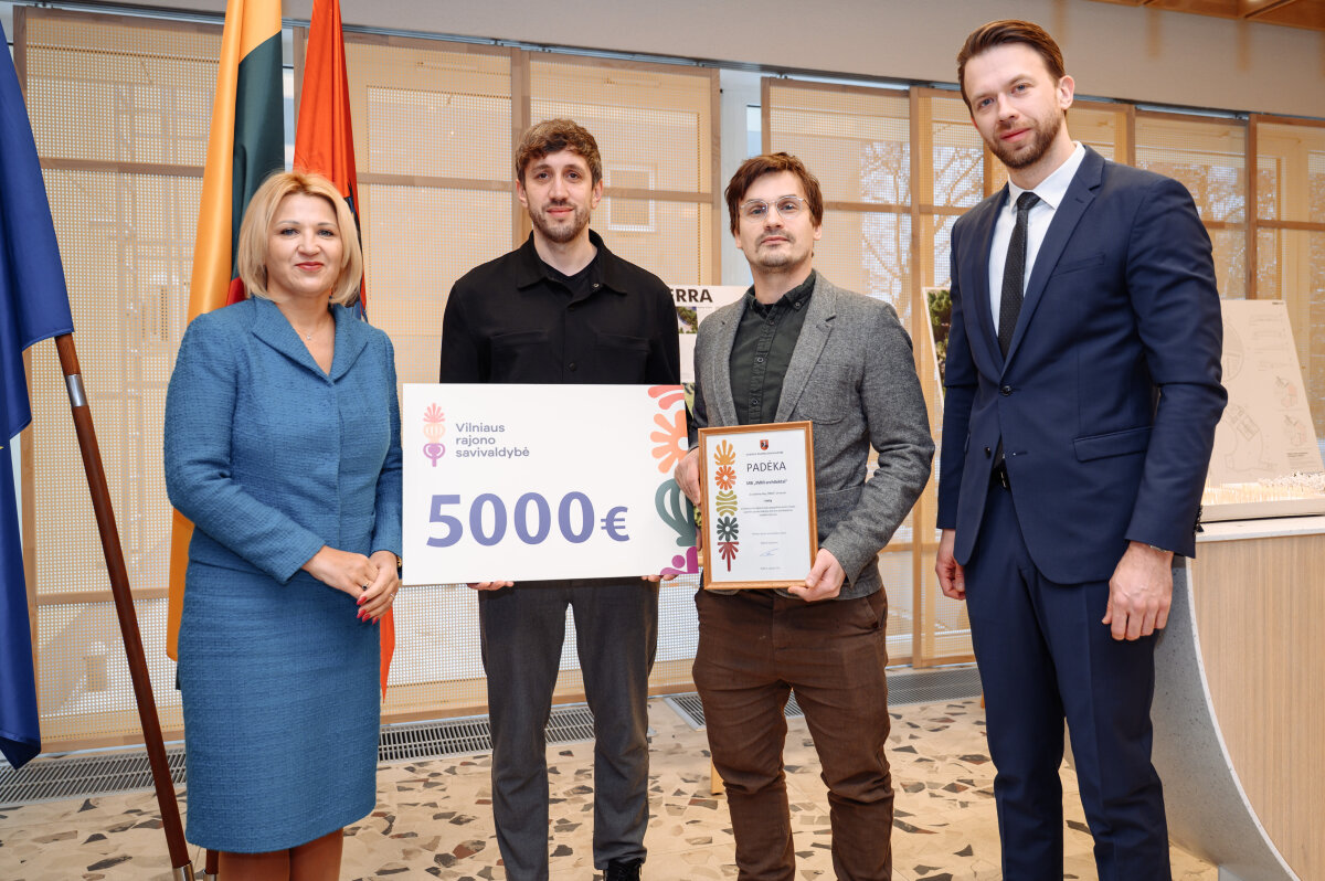 Samorzad-2026-02-05 Przedstawiciele Samorządu Rejonu Wileńskiego wręczają nagrodę główną autorom koncepcji „Terra”, która odmieni oblicze Geograficznego Centrum Europy.