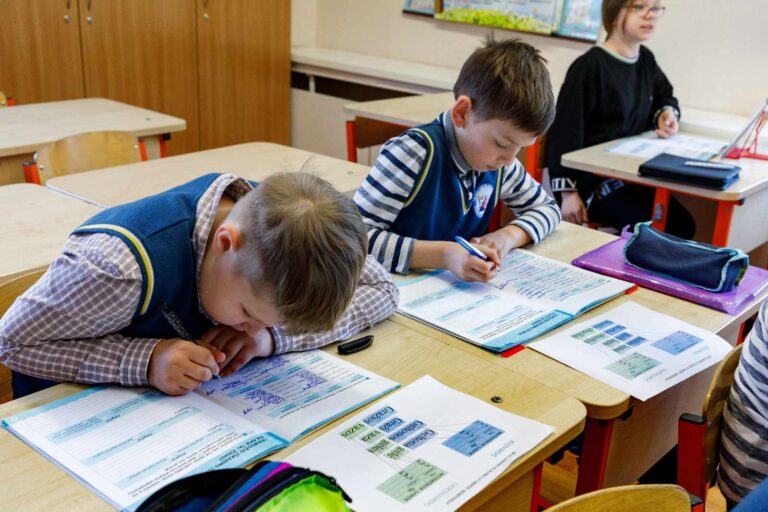 Piszę, więc rozumiem! Dlaczego zeszyt wciąż wygrywa z ekranem? „Zamiast szelestu słychać to”