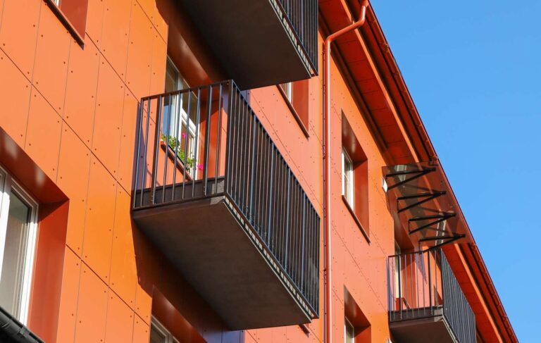 Odnowiony blok wielomieszkaniowy.