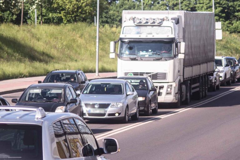 Samochody na szosie.