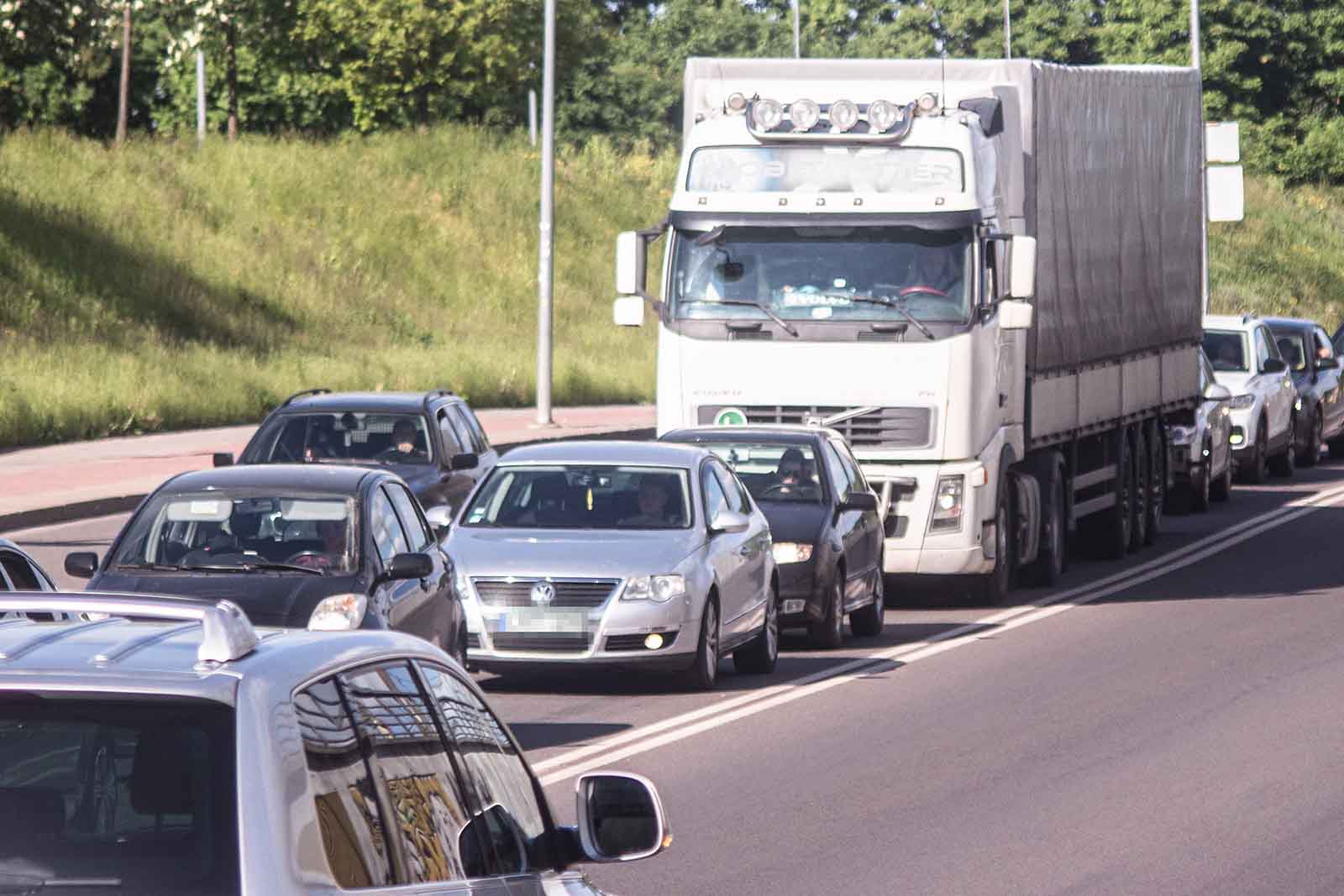 Samochody na szosie.