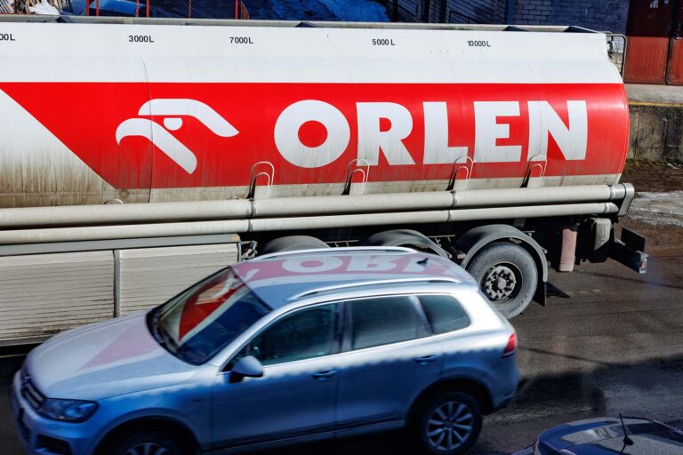 Samochód Spółki Orlen Lietuva i samochód osobowy.