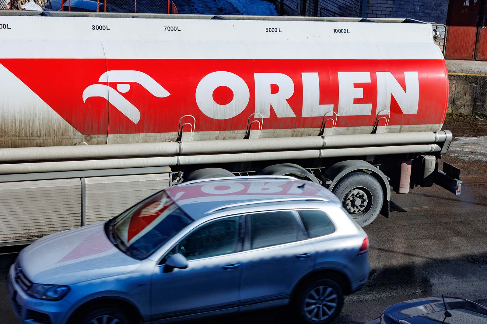 Samochód Spółki Orlen Lietuva i samochód osobowy.