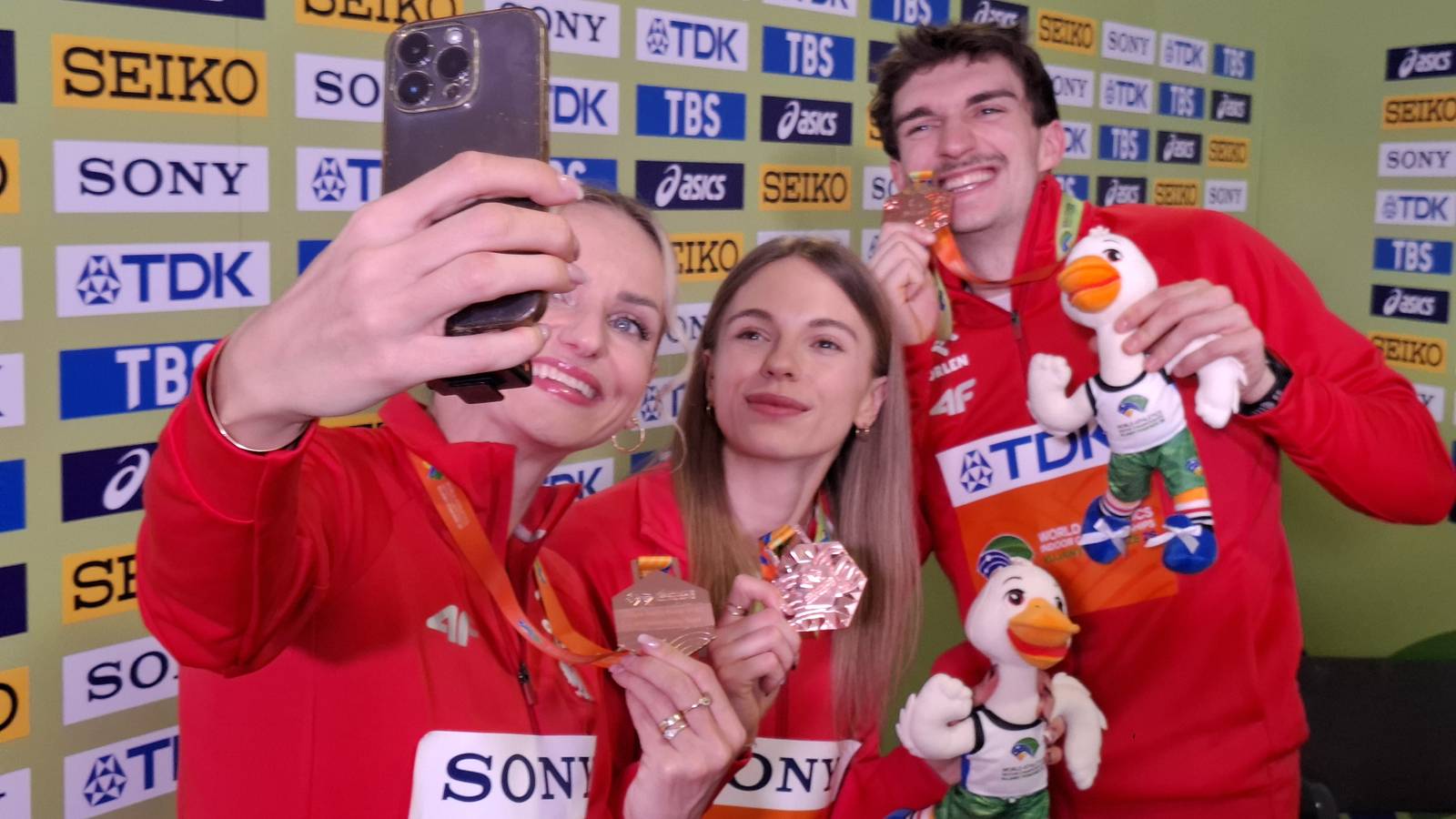 Reprezentanci polskiej sztafety mieszanej 4×400 metrów byli jednymi z wielu szczęśliwych podczas toruńskich mistrzostw.