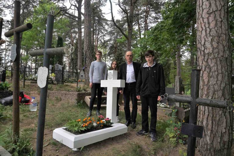 Młodzież z Gimnazjum im. św. Jana Pawła II w Wilnie, dzięki zaangażowaniu Wiktora Łozowskiego, nadal dba o miejsce spoczynku Feliksa Marynowskiego ps. „Blok”. Na zdjęciu: cmentarz w Łoźnikach.