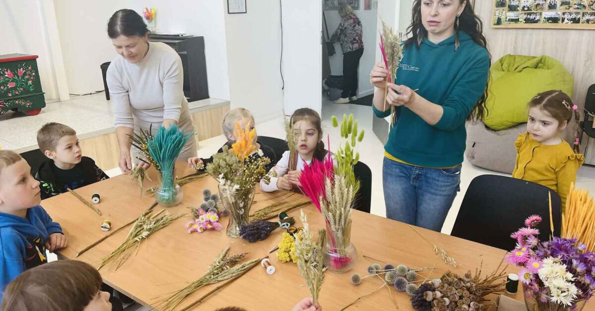 Tradycja, która łączy pokolenia: jak „Pszczółki” wiły palmy wielkanocne