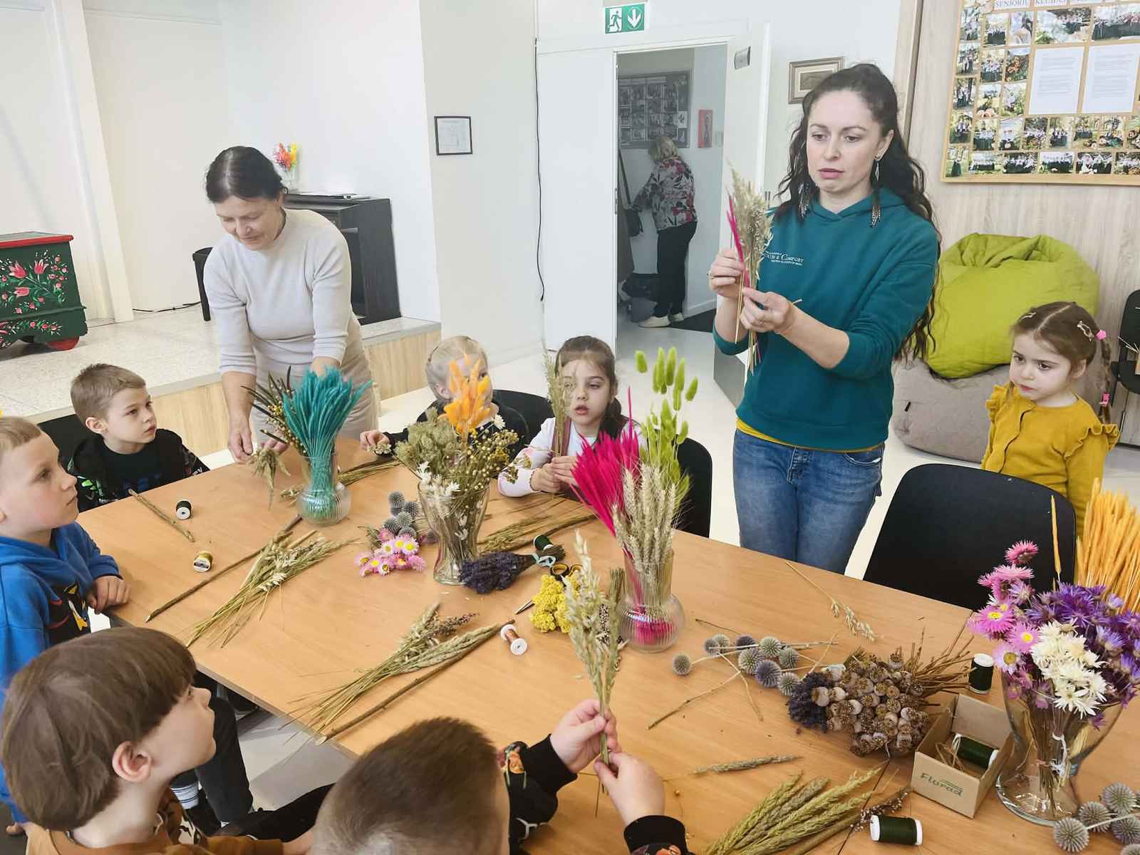 Podczas warsztatów przedszkolaki tworzyły palmy z suszonych roślin.
