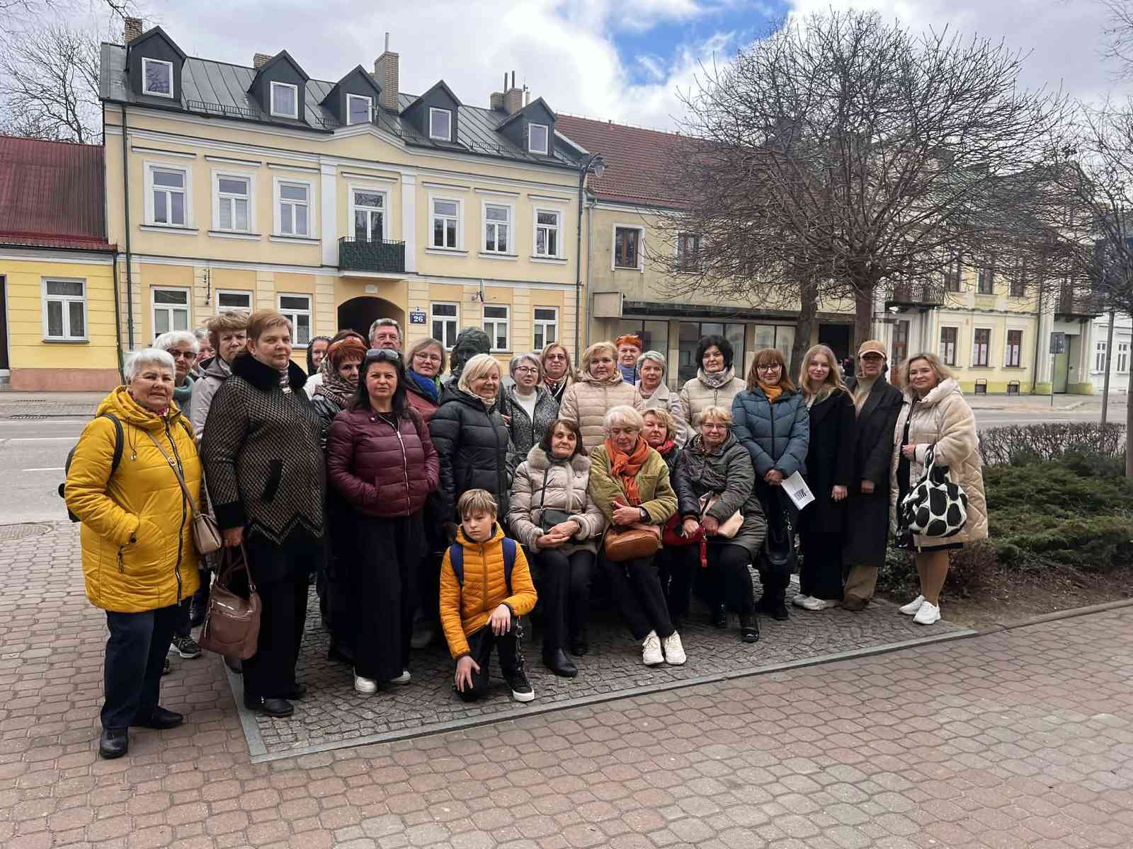Członkowie ZPL przy Muzeum Marii Konopnickiej w Suwałkach.