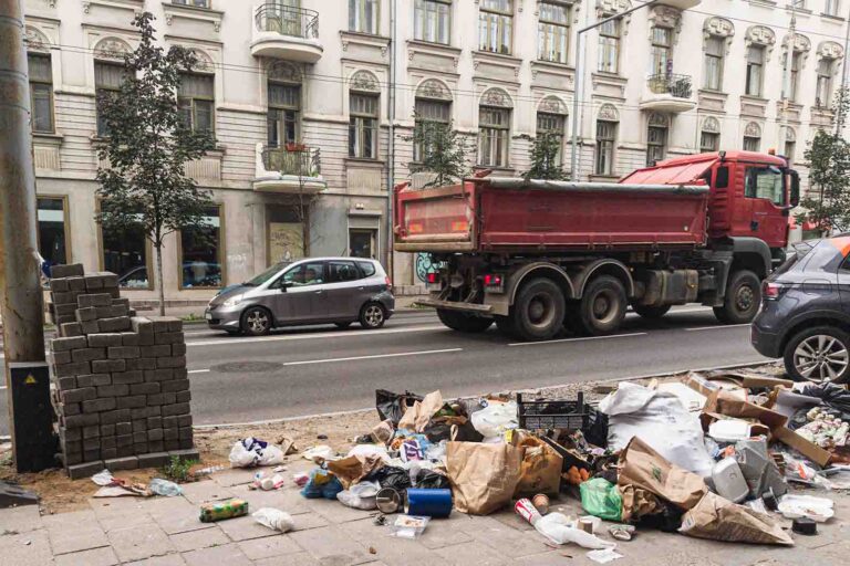 Śmiecie na ulicy.