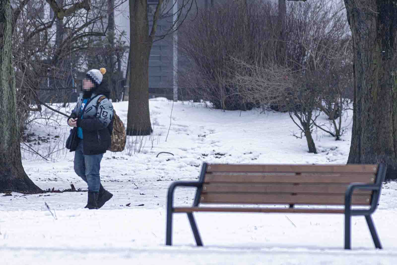 Samotny spacer zimą.