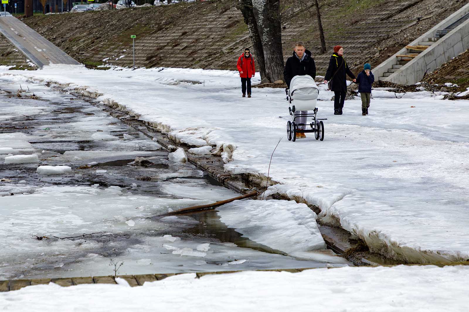 Rzeka w taflach lodu.