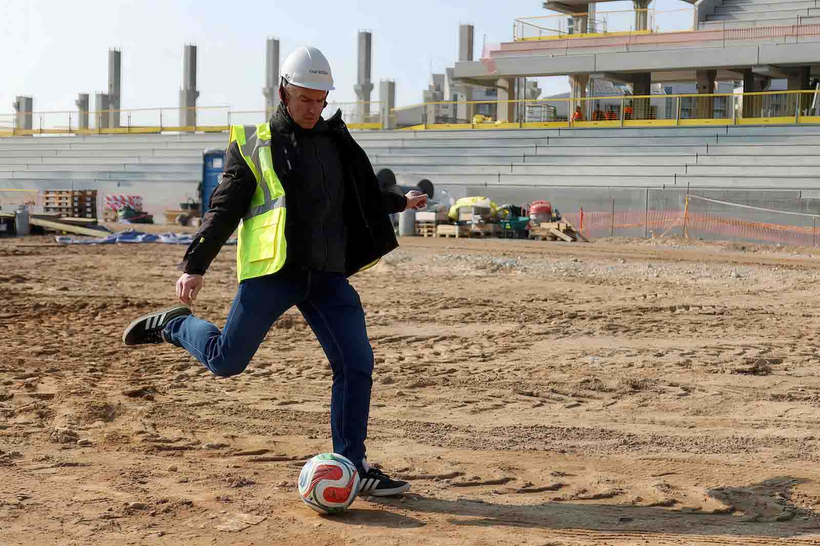 SPORT-stadion-2026-03-19 Na placu budowy stadionu w Wilnie wbito pierwszego symbolicznego gola.