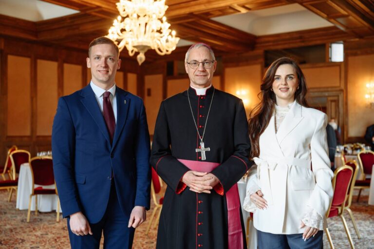 Robert Duchniewicz z małżonką Jolantą i duchownym.