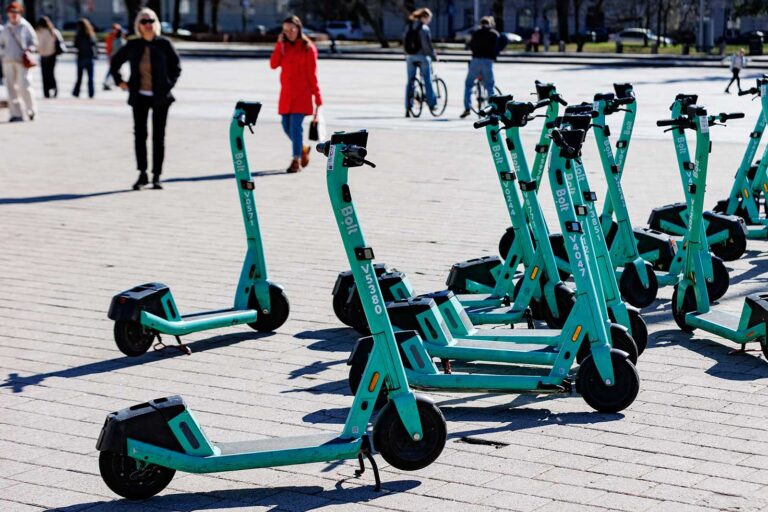 Elektryczne hulajnogi.