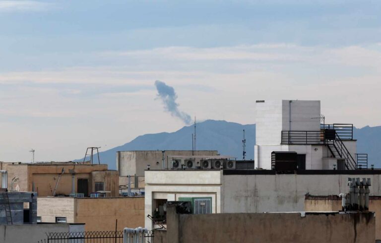 Izraelskie Siły Obronne (IDF) poinformowały, że wczesnym rankiem w poniedziałek 30 marca rozpoczęły ataki na cele w Teheranie.