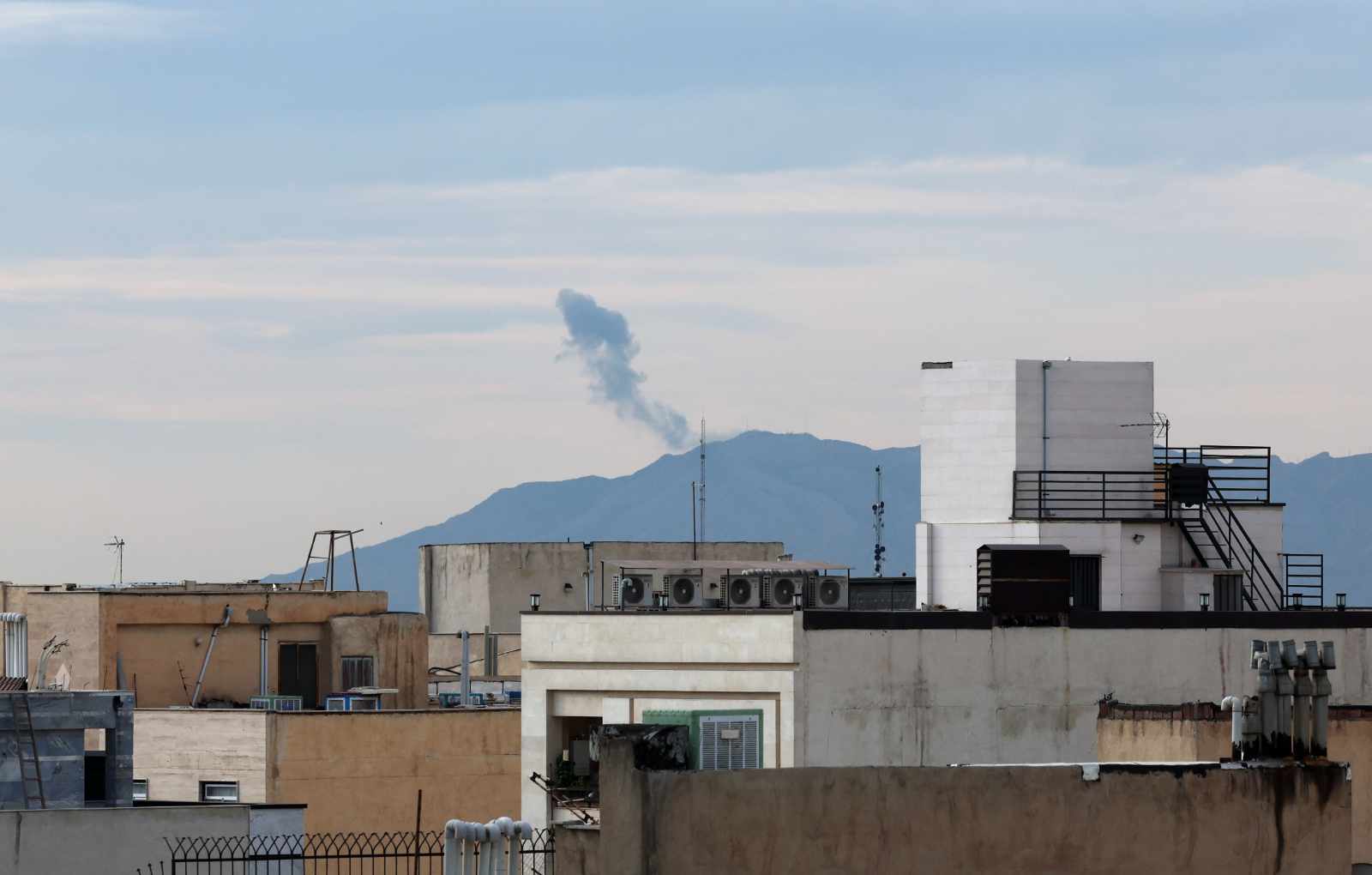Izraelskie Siły Obronne (IDF) poinformowały, że wczesnym rankiem w poniedziałek 30 marca rozpoczęły ataki na cele w Teheranie.