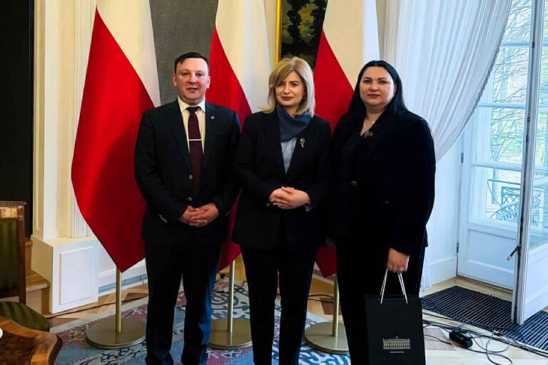 Podczas spotkania z minister Agnieszką Jędrzak omówiono możliwości zaangażowania kolektywów i artystów z CKR w życie kulturalne polskiej prezydencji.