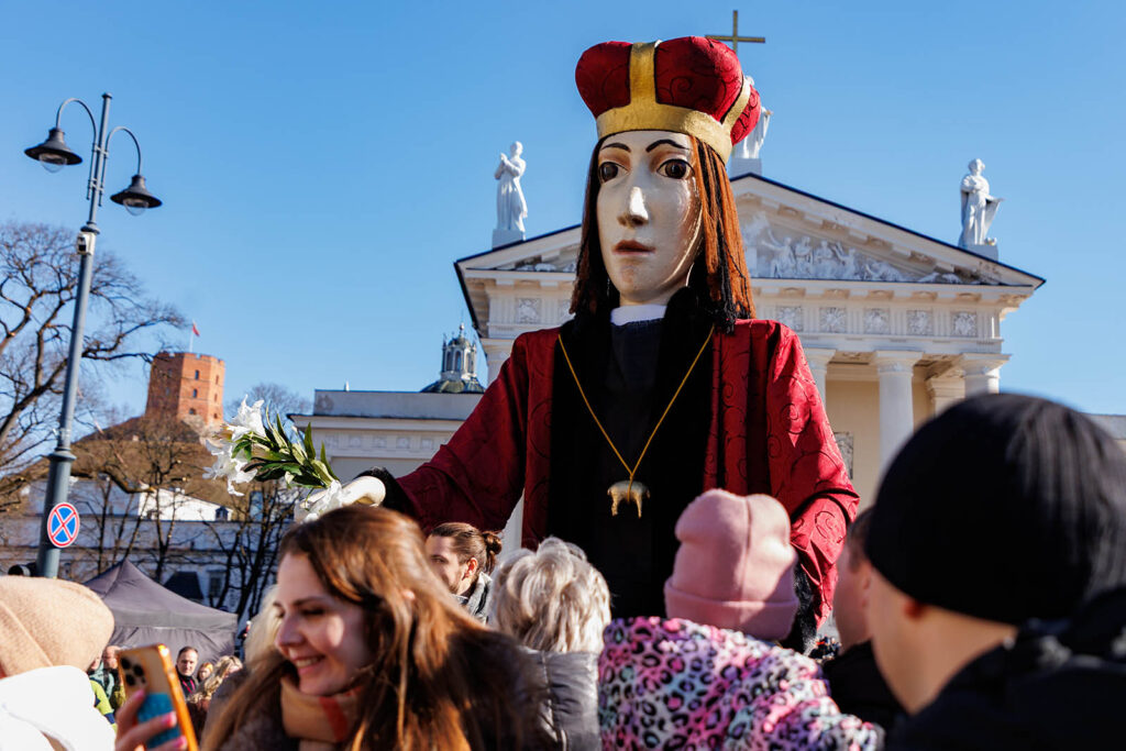 Centralną postacią pochodu otwierającego jarmark był królewicz święty Kazimierz, w charakterystycznej mitrze wielkoksiążęcej.