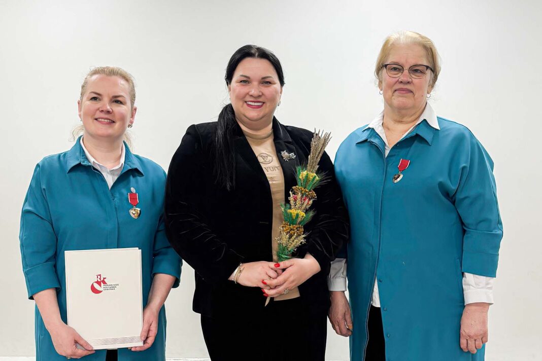 Alina Rynkiewicz z mamą Stanisławą (po prawej) oraz Wioletą Cereszką, dyrektorką Wielofunkcyjnego Ośrodka Kultury w Rudominie, podczas warsztatów twórczych wicia palm.