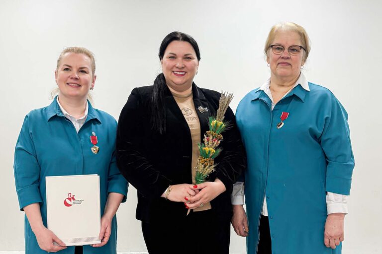 Alina Rynkiewicz z mamą Stanisławą (po prawej) oraz Wioletą Cereszką, dyrektorką Wielofunkcyjnego Ośrodka Kultury w Rudominie, podczas warsztatów twórczych wicia palm.