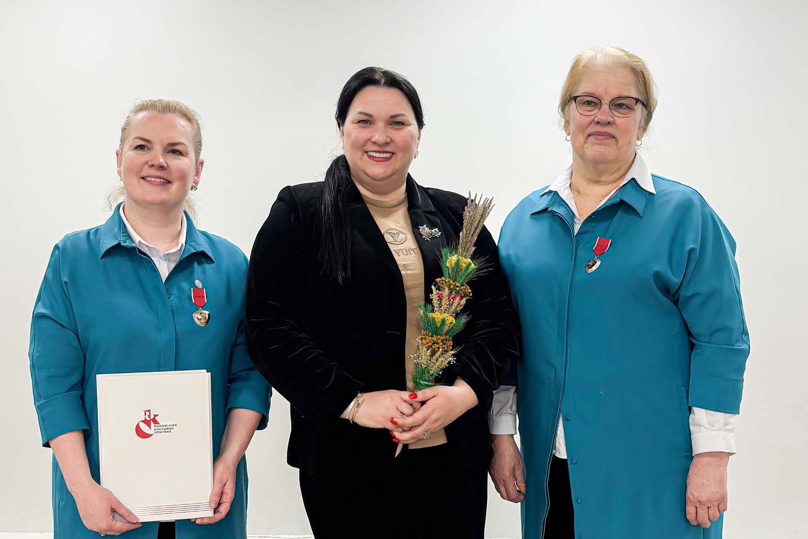 Alina Rynkiewicz z mamą Stanisławą (po prawej) oraz Wioletą Cereszką, dyrektorką Wielofunkcyjnego Ośrodka Kultury w Rudominie, podczas warsztatów twórczych wicia palm.