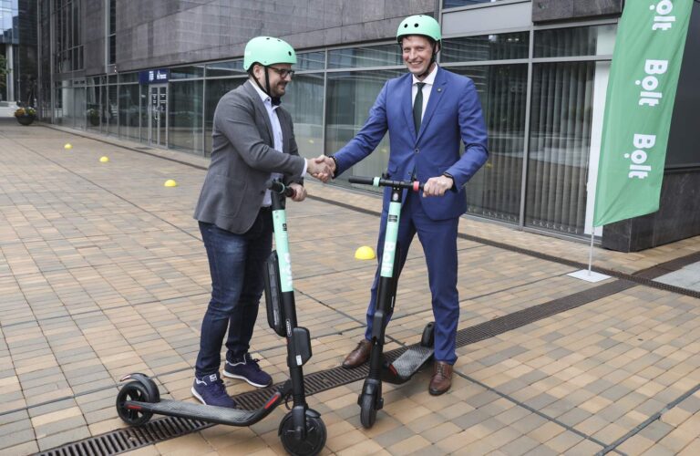 Mężczyźni na hulajnogach.