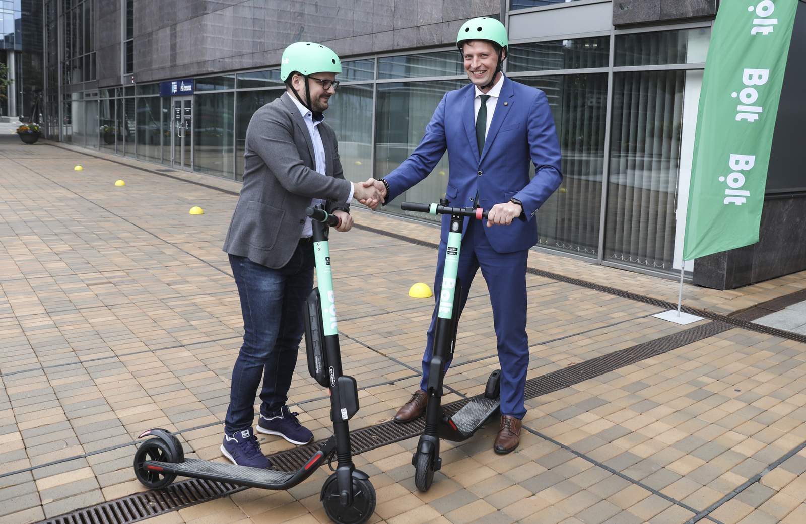 Mężczyźni na hulajnogach.