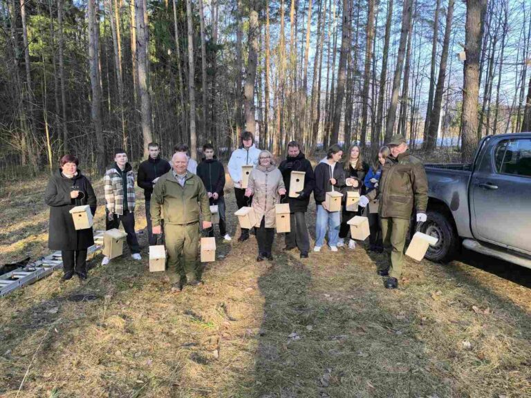 Podczas akcji w lesie oraz w jego okolicach zawieszono kilka budek lęgowych, które wkrótce mogą stać się domem dla różnych gatunków ptaków.