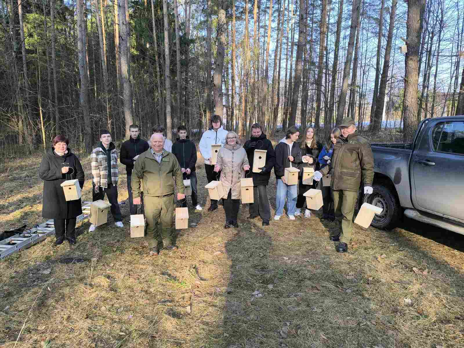 szkol-Kowalczuki-2026-03-19-PORTAL Podczas akcji w lesie oraz w jego okolicach zawieszono kilka budek lęgowych, które wkrótce mogą stać się domem dla różnych gatunków ptaków.