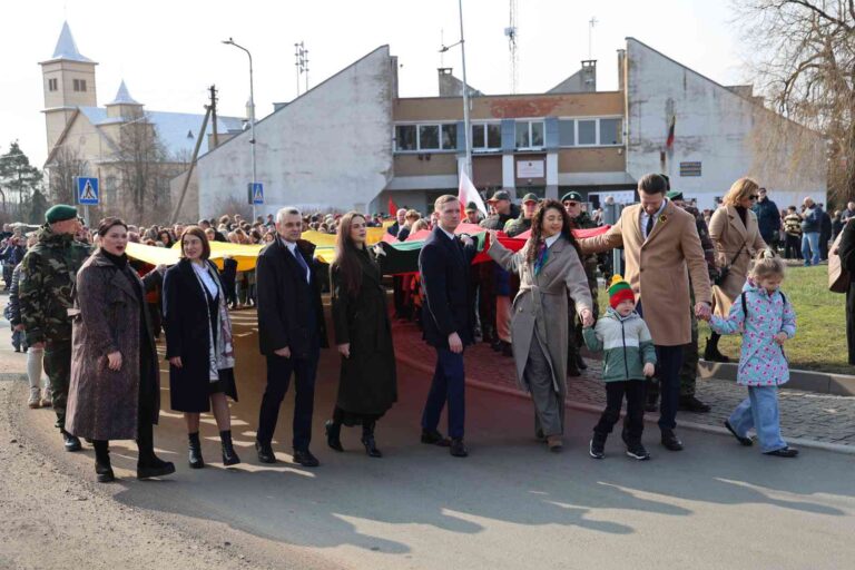 Uroczysty pochód ulicami Rudomina. Na czele pochodu uczestnicy nieśli 150-metrową trójkolorową flagę państwa litewskiego.