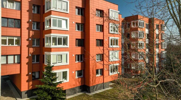 Odnowiony blok wielomieszkaniowy przy ul. Kalvarijų 294A.