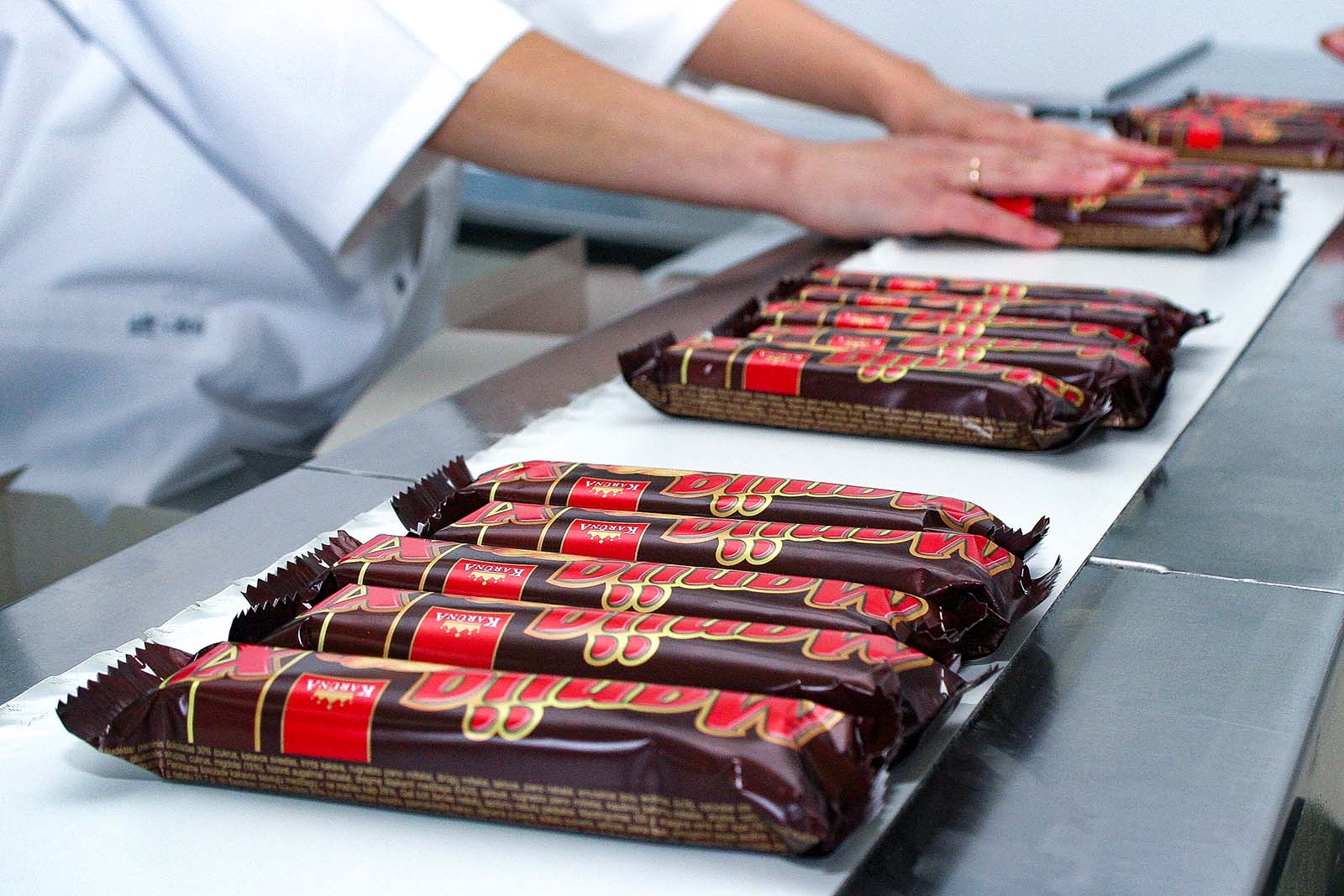 Czekolada na taśmie w zakładzie.