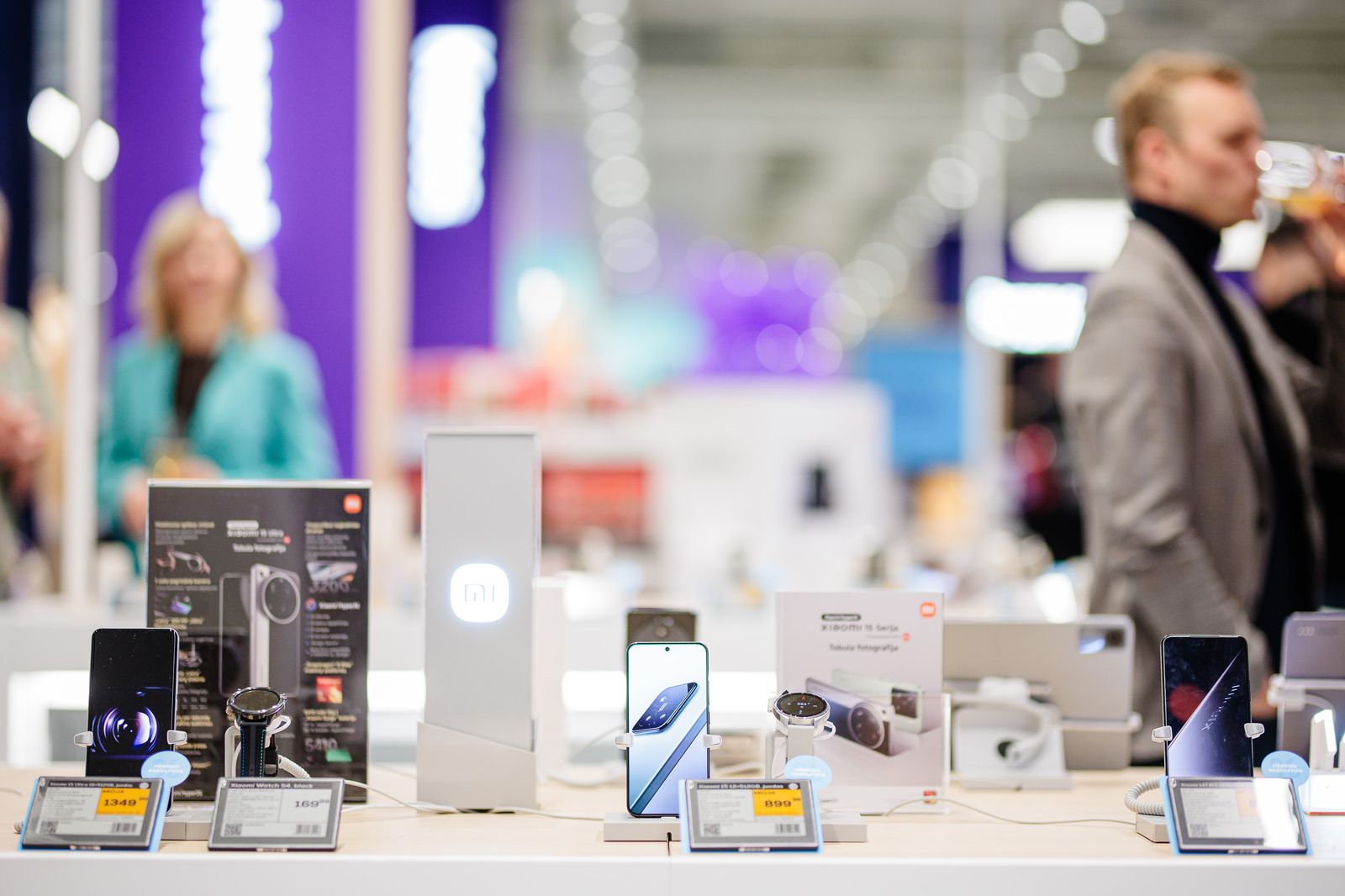 Telefony komórkowe w sprzedaży.