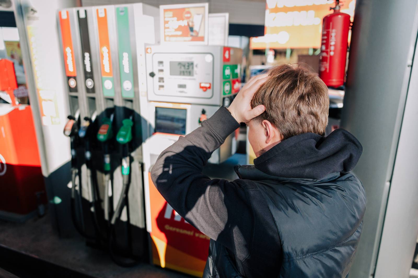 Nastolatek obejmuje głowę na stacji paliw z powodu ceny.