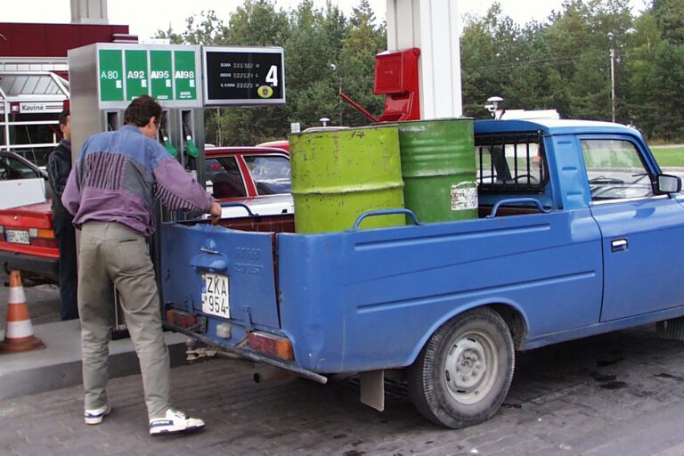 Samochód załadowany beczkami.