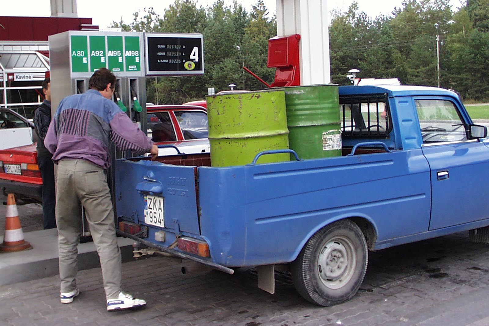 Samochód załadowany beczkami.