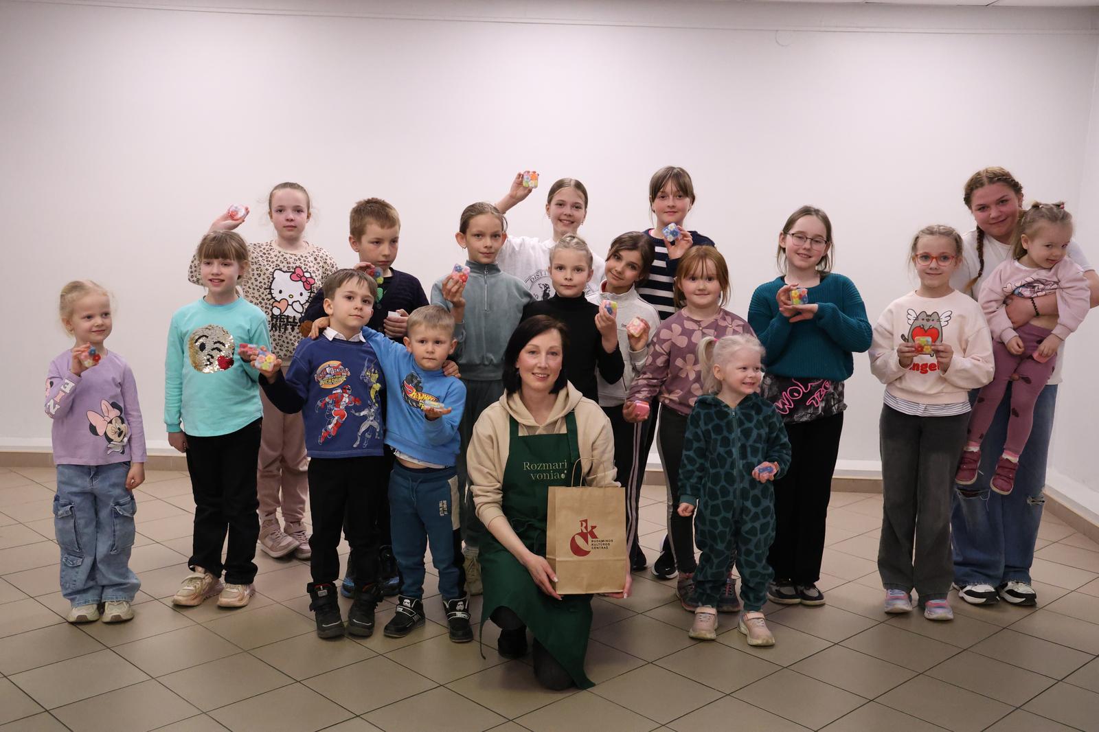 „Pachnący prezent dla mamy”. Warsztaty tworzenia mydła w Rudominie.