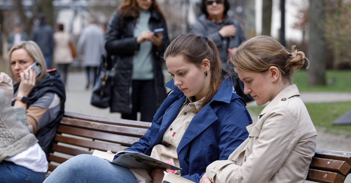 „Lubię czuć papier”. Książki wciąż żywe mimo cyfrowej rewolucji