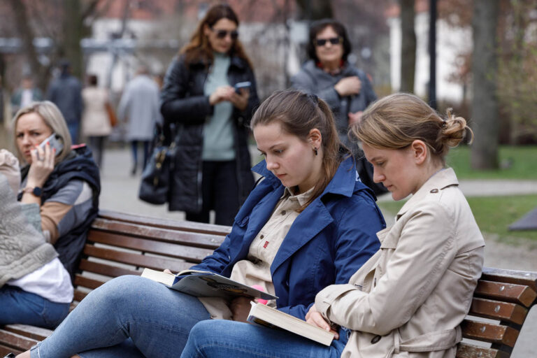 Czytanie książek nadal jest obecne wśród młodych ludzi.