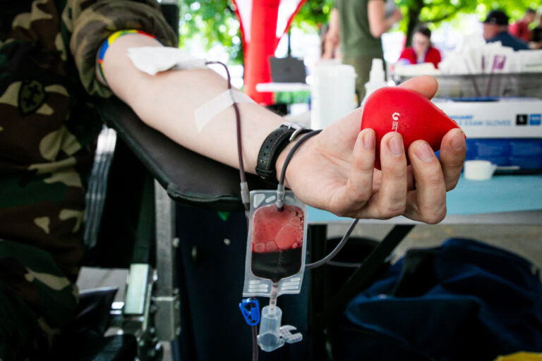 Krytyczny niedobór powszechnej grupy krwi na Litwie. „Musimy bić na alarm”